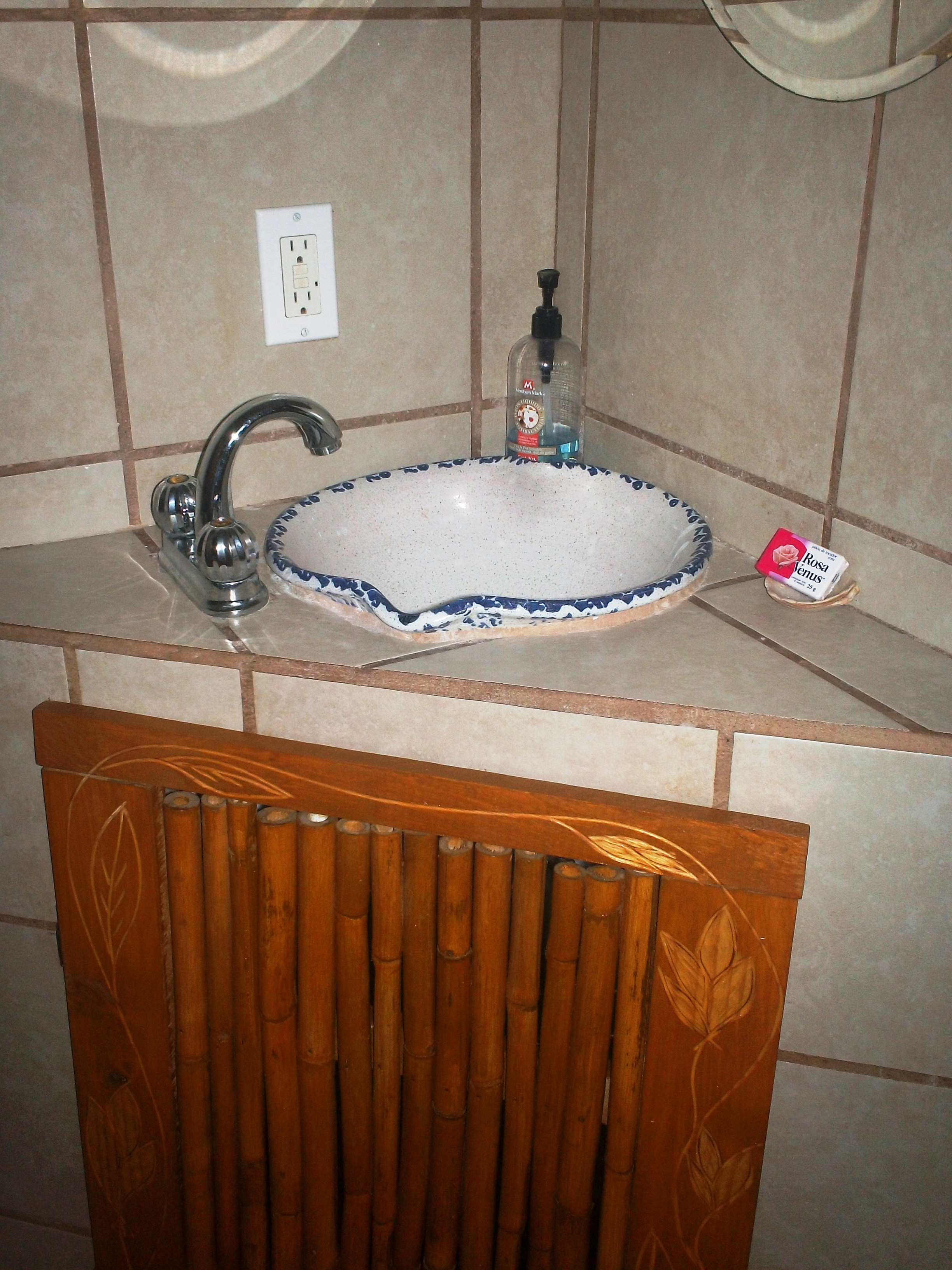JardinBathroom.JPG