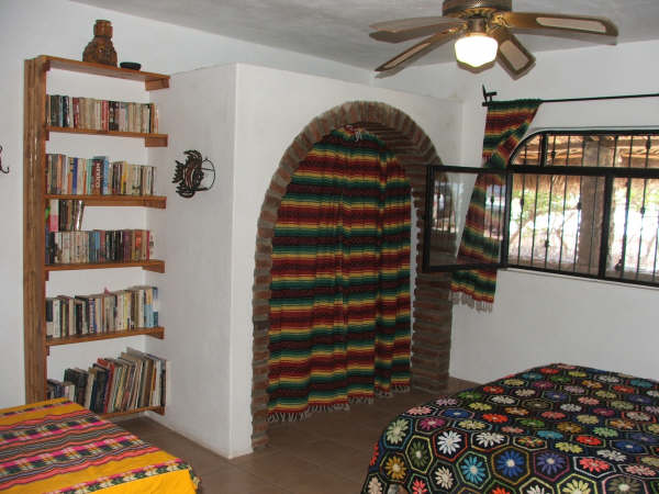 webassets/Guatapule_Books.JPG